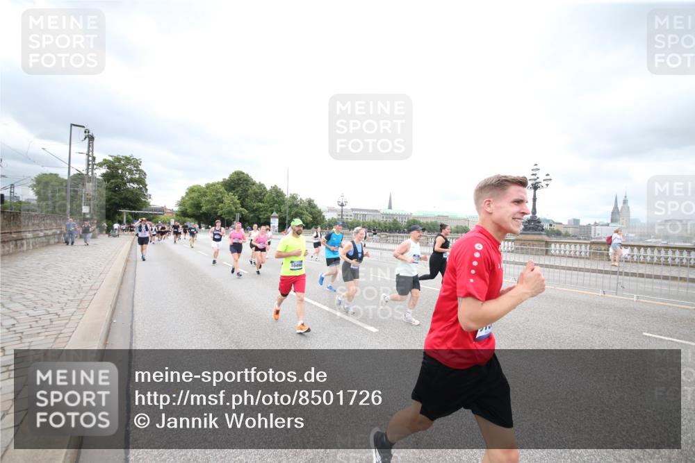 29.06.2025 - hella hamburg halbmarathon Jannik Wohlers http://msf.ph/oto/8501726 29.06.2025 10:58:05 Lombardsbrücke 1326, 1646, 1845, 2449, 3540, 3868, 5159, 5655, 5732, 5988, 6010, 6927, 7617, 7664, 7870, 7933, 8592, 8701, 9123, 9225, 9239, 9636, 9889, 9960, 10473, 10498, 11708, 12023, 12024, 12310, 12433, 12968, 13355, 13356, 13547, 13784, 13855, 14584, 14935, 15926, 16048, 16104, 16408, 16561, 16878, 16906, 16998, 17036, 17227, 17228, 17480, 18822, 19183 meine-sportfotos.de
