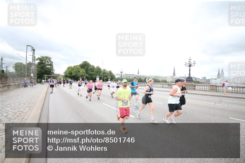 29.06.2025 - hella hamburg halbmarathon Jannik Wohlers http://msf.ph/oto/8501746 29.06.2025 10:58:06 Lombardsbrücke 1326, 1646, 1845, 2449, 3540, 3868, 5159, 5655, 5732, 5988, 6010, 6927, 7617, 7870, 7933, 8592, 8701, 9123, 9225, 9239, 9563, 9636, 9889, 9960, 10473, 10498, 11708, 12023, 12024, 12310, 12433, 12968, 13355, 13356, 13547, 13784, 13855, 14584, 14935, 15926, 16104, 16408, 16561, 16878, 16906, 16998, 17036, 17164, 17165, 17227, 17228, 17480, 18822, 19183 meine-sportfotos.de
