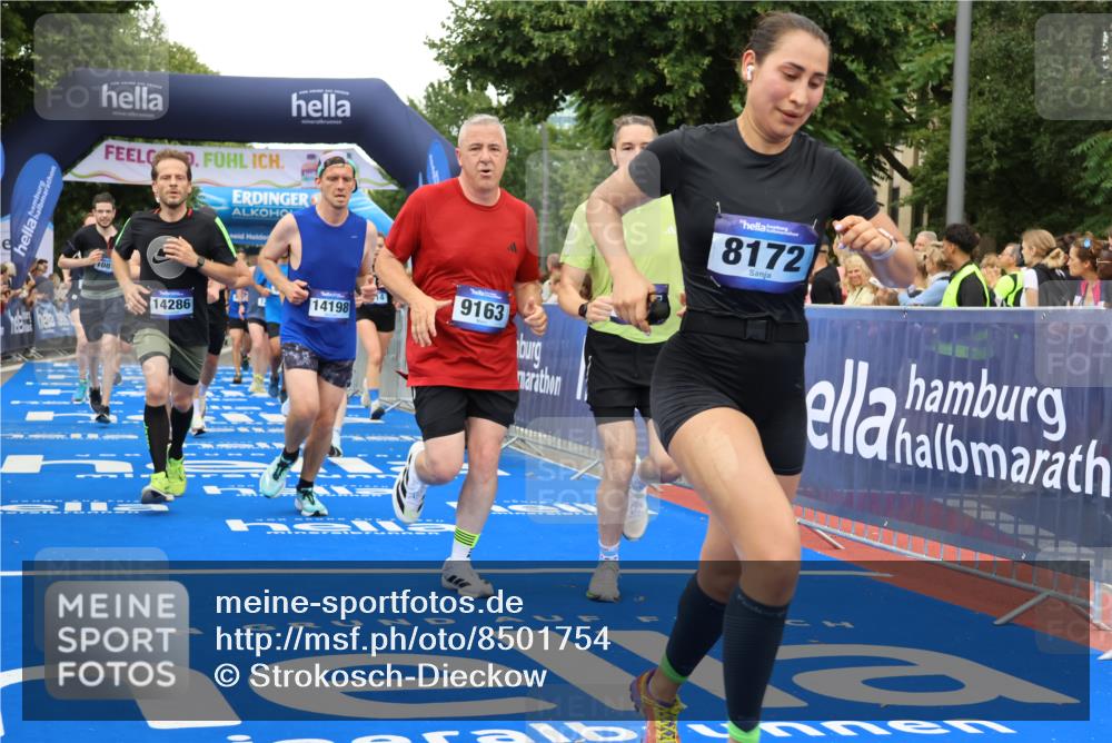 29.06.2025 - hella hamburg halbmarathon Strokosch-Dieckow http://msf.ph/oto/8501754 29.06.2025 10:52:48 Ziel 1257, 1258, 1657, 2099, 2287, 2444, 2814, 2910, 3999, 4557, 4558, 4770, 5077, 5116, 5169, 5194, 8139, 8172, 8720, 8955, 9065, 9163, 9869, 10724, 10811, 11217, 11992, 12482, 14198, 14286, 14805, 16467, 17198, 18331, 19244 meine-sportfotos.de