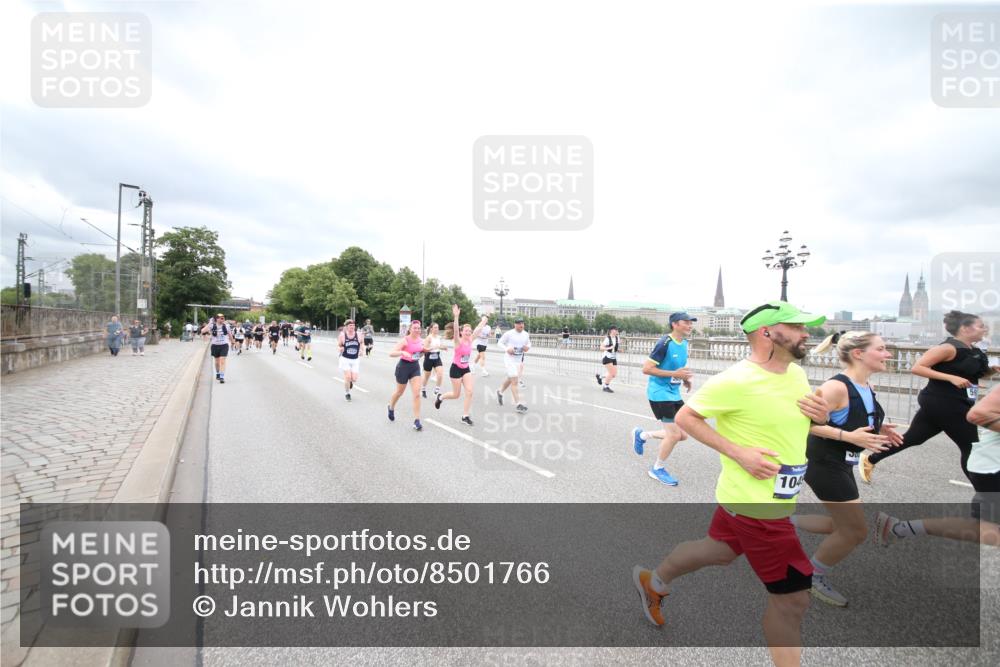 29.06.2025 - hella hamburg halbmarathon Jannik Wohlers http://msf.ph/oto/8501766 29.06.2025 10:58:06 Lombardsbrücke 1326, 1646, 1845, 2449, 3540, 3868, 5159, 5655, 5732, 5988, 6010, 6927, 7617, 7870, 7933, 8592, 8701, 9123, 9225, 9239, 9563, 9636, 9889, 9960, 10473, 10498, 11708, 12023, 12024, 12310, 12433, 12968, 13355, 13356, 13547, 13784, 13855, 14584, 14935, 15926, 16104, 16408, 16561, 16878, 16906, 16998, 17036, 17164, 17165, 17227, 17228, 17480, 18822, 19183 meine-sportfotos.de