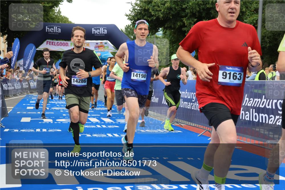29.06.2025 - hella hamburg halbmarathon Strokosch-Dieckow http://msf.ph/oto/8501773 29.06.2025 10:52:49 Ziel 1257, 1258, 1657, 2099, 2287, 2444, 2814, 2910, 3999, 4557, 4558, 4770, 5077, 5169, 5194, 5907, 8139, 8172, 8720, 8955, 9065, 9163, 10724, 10811, 11217, 11992, 12482, 14198, 14286, 14805, 16467, 17198, 18331, 19244 meine-sportfotos.de