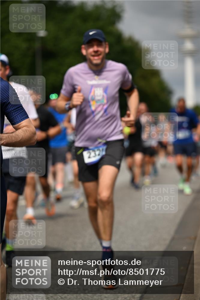 29.06.2025 - hella hamburg halbmarathon Dr. Thomas Lammeyer http://msf.ph/oto/8501775 29.06.2025 10:25:16 Kennedybrücke 1028, 1266, 1658, 2101, 2325, 2383, 2923, 2956, 2986, 3161, 3247, 3434, 3781, 3813, 4082, 4350, 5041, 5373, 5625, 5767, 6275, 6308, 7018, 7553, 7608, 8113, 8146, 8724, 8726, 8844, 9100, 9108, 9501, 9981, 10050, 10350, 10585, 10602, 11145 meine-sportfotos.de