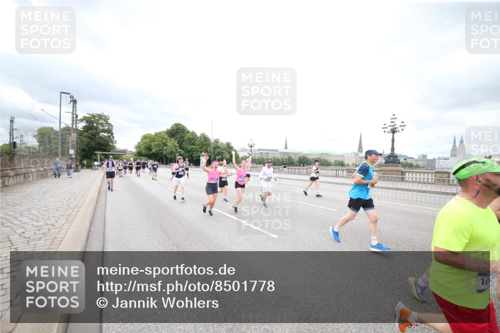 29.06.2025 - hella hamburg halbmarathon Jannik Wohlers http://msf.ph/oto/8501778 29.06.2025 10:58:06 Lombardsbrücke 1326, 1646, 1845, 2449, 3540, 3868, 5159, 5655, 5732, 5988, 6010, 6927, 7617, 7870, 7933, 8592, 8701, 9123, 9225, 9239, 9563, 9636, 9889, 9960, 10473, 10498, 11708, 12023, 12024, 12310, 12433, 12968, 13355, 13356, 13547, 13784, 13855, 14584, 14935, 15926, 16104, 16408, 16561, 16878, 16906, 16998, 17036, 17164, 17165, 17227, 17228, 17480, 18822, 19183 meine-sportfotos.de
