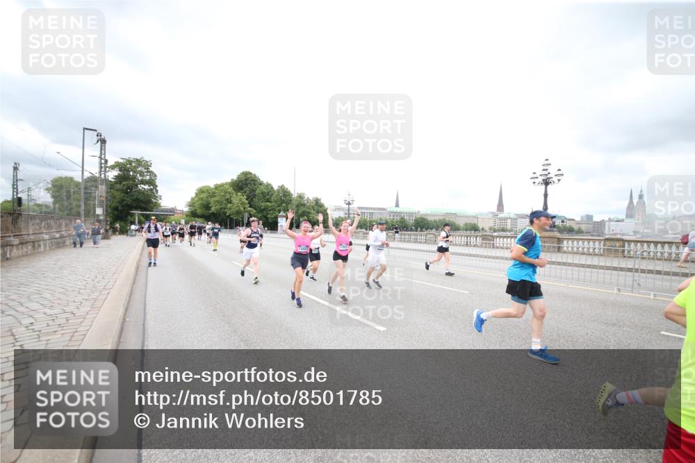 29.06.2025 - hella hamburg halbmarathon Jannik Wohlers http://msf.ph/oto/8501785 29.06.2025 10:58:07 Lombardsbrücke 1326, 1646, 1845, 2449, 3540, 3868, 4225, 5159, 5655, 5732, 5988, 6010, 6927, 7870, 7933, 7967, 8592, 8701, 9123, 9225, 9239, 9563, 9889, 9960, 10473, 10498, 11708, 12023, 12024, 12310, 12968, 13355, 13356, 13547, 13784, 13855, 14584, 14935, 15926, 16104, 16408, 16561, 16878, 16906, 16998, 17036, 17164, 17165, 17227, 17228, 17323, 17480, 17874, 18822, 19183 meine-sportfotos.de