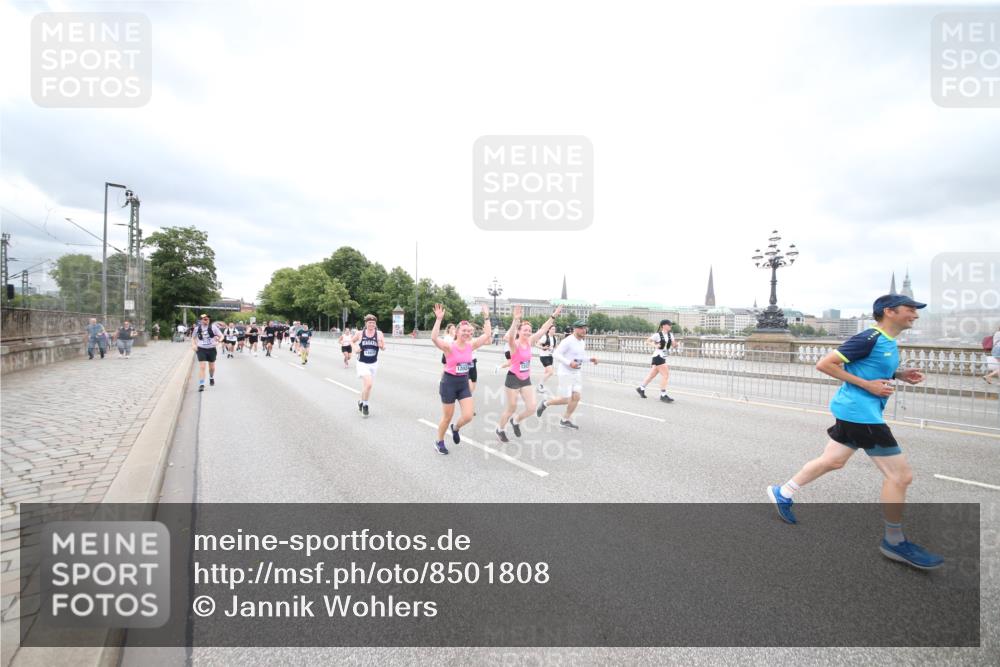 29.06.2025 - hella hamburg halbmarathon Jannik Wohlers http://msf.ph/oto/8501808 29.06.2025 10:58:07 Lombardsbrücke 1326, 1646, 1845, 2449, 3540, 3868, 4225, 5159, 5655, 5732, 5988, 6010, 6927, 7870, 7933, 7967, 8592, 8701, 9123, 9225, 9239, 9563, 9889, 9960, 10473, 10498, 11708, 12023, 12024, 12310, 12968, 13355, 13356, 13547, 13784, 13855, 14584, 14935, 15926, 16104, 16408, 16561, 16878, 16906, 16998, 17036, 17164, 17165, 17227, 17228, 17323, 17480, 17874, 18822, 19183 meine-sportfotos.de