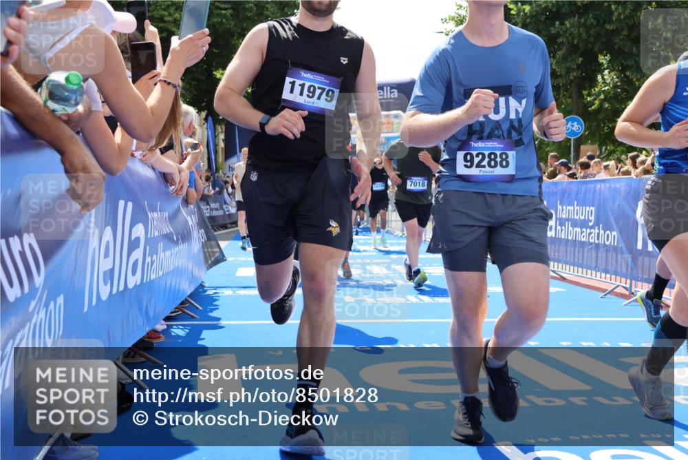 29.06.2025 - hella hamburg halbmarathon Strokosch-Dieckow http://msf.ph/oto/8501828 29.06.2025 11:35:09 Ziel 4444, 4970, 5566, 5718, 6359, 7018, 7148, 7975, 9034, 9288, 10159, 11587, 11642, 11825, 11979, 15222, 15475, 15572, 15841, 16464, 17553, 18012, 18087, 18709, 19099 meine-sportfotos.de