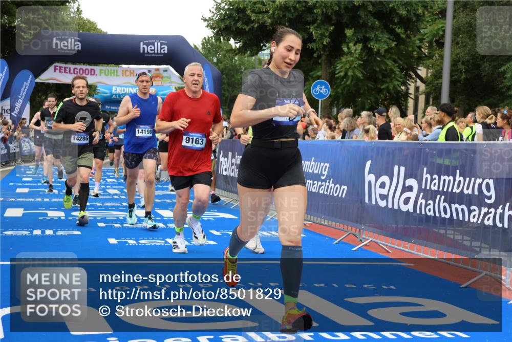 29.06.2025 - hella hamburg halbmarathon Strokosch-Dieckow http://msf.ph/oto/8501829 29.06.2025 10:52:48 Ziel 1257, 1258, 1657, 2099, 2287, 2444, 2814, 2910, 3999, 4557, 4558, 4770, 5077, 5116, 5169, 5194, 8139, 8172, 8720, 8955, 9065, 9163, 9869, 10724, 10811, 11217, 11992, 12482, 14198, 14286, 14805, 16467, 17198, 18331, 19244 meine-sportfotos.de