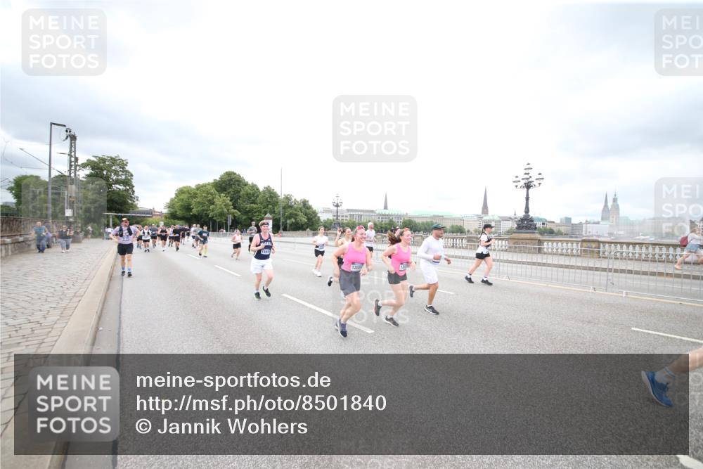 29.06.2025 - hella hamburg halbmarathon Jannik Wohlers http://msf.ph/oto/8501840 29.06.2025 10:58:07 Lombardsbrücke 1326, 1646, 1845, 2449, 3540, 3868, 4225, 5159, 5655, 5732, 5988, 6010, 6927, 7870, 7933, 7967, 8592, 8701, 9123, 9225, 9239, 9563, 9889, 9960, 10473, 10498, 11708, 12023, 12024, 12310, 12968, 13355, 13356, 13547, 13784, 13855, 14584, 14935, 15926, 16104, 16408, 16561, 16878, 16906, 16998, 17036, 17164, 17165, 17227, 17228, 17323, 17480, 17874, 18822, 19183 meine-sportfotos.de