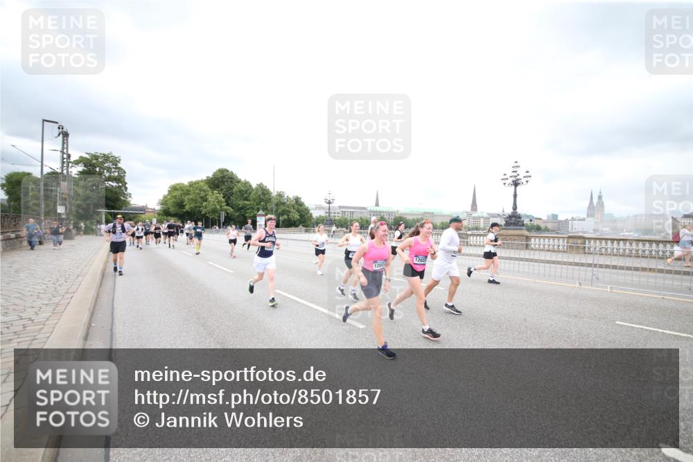 29.06.2025 - hella hamburg halbmarathon Jannik Wohlers http://msf.ph/oto/8501857 29.06.2025 10:58:07 Lombardsbrücke 1326, 1646, 1845, 2449, 3540, 3868, 4225, 5159, 5655, 5732, 5988, 6010, 6927, 7870, 7933, 7967, 8592, 8701, 9123, 9225, 9239, 9563, 9889, 9960, 10473, 10498, 11708, 12023, 12024, 12310, 12968, 13355, 13356, 13547, 13784, 13855, 14584, 14935, 15926, 16104, 16408, 16561, 16878, 16906, 16998, 17036, 17164, 17165, 17227, 17228, 17323, 17480, 17874, 18822, 19183 meine-sportfotos.de