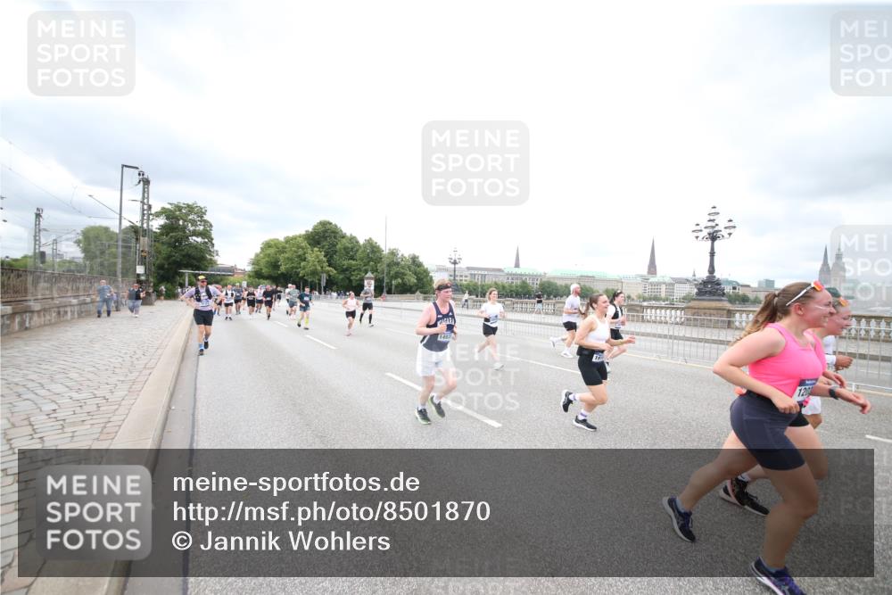 29.06.2025 - hella hamburg halbmarathon Jannik Wohlers http://msf.ph/oto/8501870 29.06.2025 10:58:08 Lombardsbrücke 1326, 1365, 1514, 1646, 1845, 2449, 3540, 3868, 4225, 5159, 5655, 5732, 5988, 6010, 6554, 6927, 7095, 7096, 7870, 7933, 7967, 8592, 8701, 9123, 9225, 9239, 9563, 9889, 9960, 10026, 10473, 10498, 11708, 12023, 12024, 12310, 12968, 13547, 13784, 13855, 14584, 14935, 15926, 16104, 16408, 16561, 16878, 16906, 16998, 17036, 17164, 17165, 17227, 17228, 17323, 17480, 17874, 18822, 19183 meine-sportfotos.de