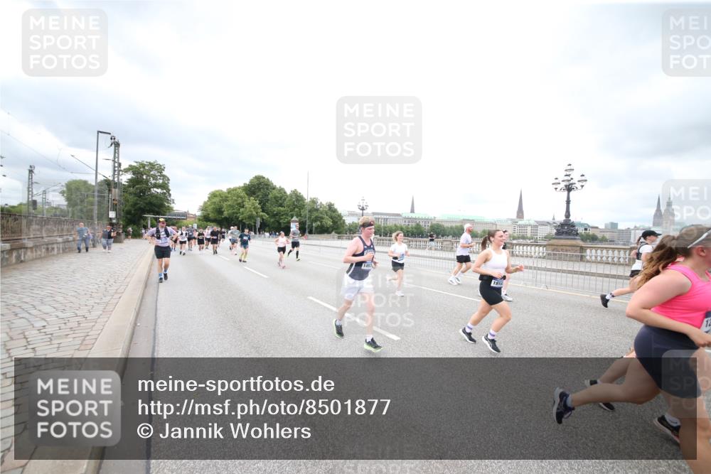 29.06.2025 - hella hamburg halbmarathon Jannik Wohlers http://msf.ph/oto/8501877 29.06.2025 10:58:08 Lombardsbrücke 1326, 1365, 1514, 1646, 1845, 2449, 3540, 3868, 4225, 5159, 5655, 5732, 5988, 6010, 6554, 6927, 7095, 7096, 7870, 7933, 7967, 8592, 8701, 9123, 9225, 9239, 9563, 9889, 9960, 10026, 10473, 10498, 11708, 12023, 12024, 12310, 12968, 13547, 13784, 13855, 14584, 14935, 15926, 16104, 16408, 16561, 16878, 16906, 16998, 17036, 17164, 17165, 17227, 17228, 17323, 17480, 17874, 18822, 19183 meine-sportfotos.de