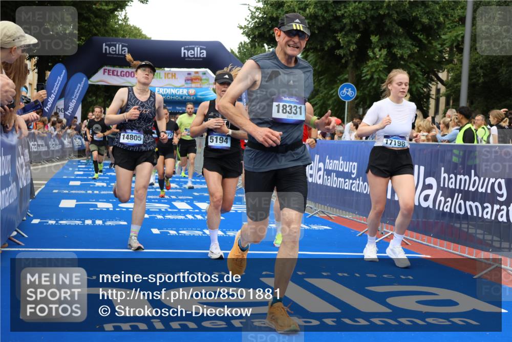 29.06.2025 - hella hamburg halbmarathon Strokosch-Dieckow http://msf.ph/oto/8501881 29.06.2025 10:52:46 Ziel 1257, 1258, 1657, 2099, 2287, 2444, 2814, 2910, 3999, 4557, 4558, 5077, 5116, 5169, 5194, 7475, 8172, 8720, 8955, 9065, 9163, 9869, 10724, 10811, 11217, 11459, 11992, 12482, 14122, 14198, 14286, 14805, 16467, 17198, 18331, 19244 meine-sportfotos.de