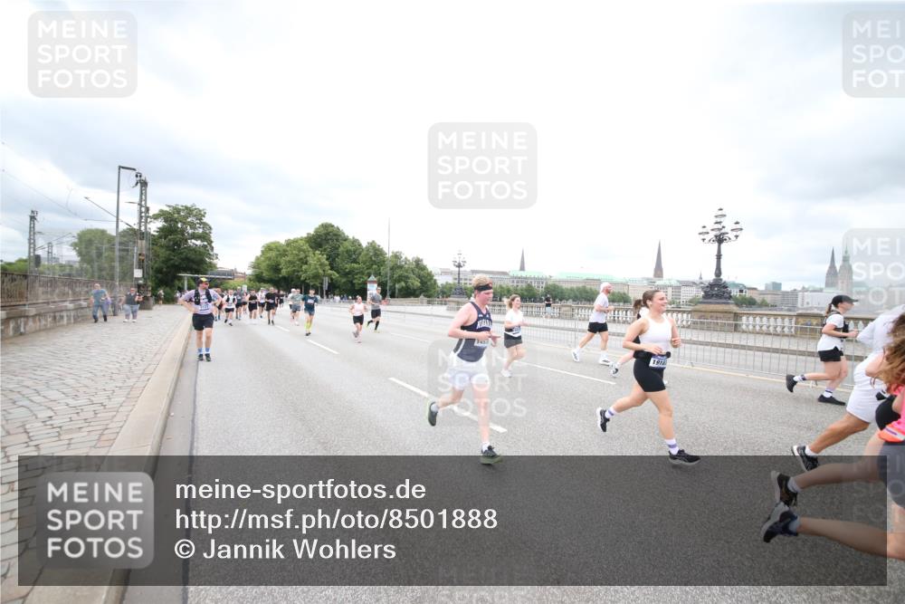29.06.2025 - hella hamburg halbmarathon Jannik Wohlers http://msf.ph/oto/8501888 29.06.2025 10:58:08 Lombardsbrücke 1326, 1365, 1514, 1646, 1845, 2449, 3540, 3868, 4225, 5159, 5655, 5732, 5988, 6010, 6554, 6927, 7095, 7096, 7870, 7933, 7967, 8592, 8701, 9123, 9225, 9239, 9563, 9889, 9960, 10026, 10473, 10498, 11708, 12023, 12024, 12310, 12968, 13547, 13784, 13855, 14584, 14935, 15926, 16104, 16408, 16561, 16878, 16906, 16998, 17036, 17164, 17165, 17227, 17228, 17323, 17480, 17874, 18822, 19183 meine-sportfotos.de