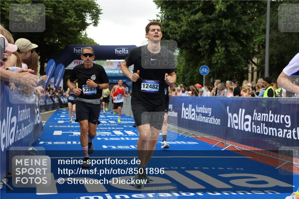 29.06.2025 - hella hamburg halbmarathon Strokosch-Dieckow http://msf.ph/oto/8501896 29.06.2025 10:52:43 Ziel 1657, 2287, 2346, 2444, 2670, 2814, 2910, 3952, 3999, 5077, 5116, 5169, 5194, 7475, 8172, 9065, 9163, 9869, 10115, 10811, 11217, 11459, 11689, 11992, 12450, 12482, 13051, 14122, 14198, 14286, 14805, 16467, 17198, 18331, 19244 meine-sportfotos.de