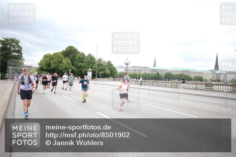 29.06.2025 - hella hamburg halbmarathon Jannik Wohlers http://msf.ph/oto/8501902 29.06.2025 10:58:10 Lombardsbrücke 1326, 1365, 1514, 1646, 2449, 2649, 3416, 3540, 3868, 4225, 4294, 5159, 5655, 5732, 5988, 6010, 6554, 6927, 7095, 7096, 7870, 7933, 7967, 8592, 8701, 9123, 9225, 9563, 9889, 9960, 9982, 10026, 10498, 12023, 12024, 12310, 12968, 13547, 13784, 13855, 14584, 14935, 15918, 15919, 15926, 16104, 16561, 16878, 16906, 16998, 17036, 17164, 17165, 17227, 17228, 17323, 17480, 17874, 18822, 19183 meine-sportfotos.de