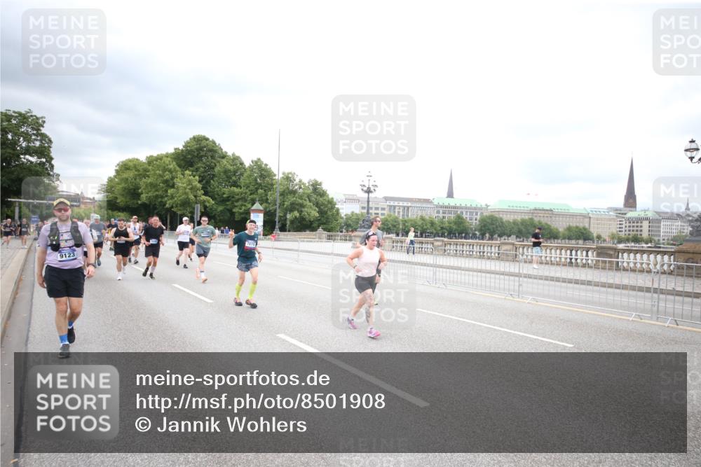 29.06.2025 - hella hamburg halbmarathon Jannik Wohlers http://msf.ph/oto/8501908 29.06.2025 10:58:10 Lombardsbrücke 1326, 1365, 1514, 1646, 2449, 2649, 3416, 3540, 3868, 4225, 4294, 5159, 5655, 5732, 5988, 6010, 6554, 6927, 7095, 7096, 7870, 7933, 7967, 8592, 8701, 9123, 9225, 9563, 9889, 9960, 9982, 10026, 10498, 12023, 12024, 12310, 12968, 13547, 13784, 13855, 14584, 14935, 15918, 15919, 15926, 16104, 16561, 16878, 16906, 16998, 17036, 17164, 17165, 17227, 17228, 17323, 17480, 17874, 18822, 19183 meine-sportfotos.de
