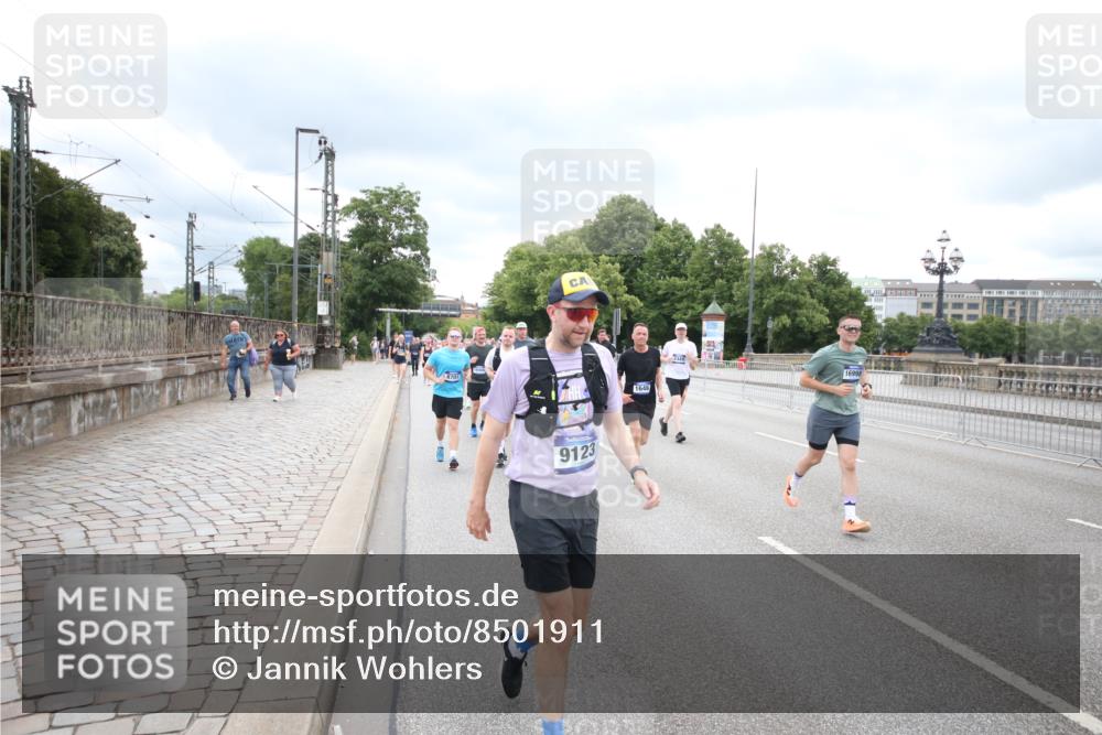 29.06.2025 - hella hamburg halbmarathon Jannik Wohlers http://msf.ph/oto/8501911 29.06.2025 10:58:12 Lombardsbrücke 1326, 1365, 1380, 1514, 1646, 2449, 2649, 3416, 3868, 4043, 4225, 4294, 5159, 5655, 5732, 5988, 6010, 6554, 6927, 7095, 7096, 7870, 7933, 7967, 8592, 8701, 8752, 9225, 9563, 9889, 9960, 9982, 10026, 10498, 11140, 12023, 12024, 12310, 12968, 12970, 13547, 13784, 13855, 14935, 15918, 15919, 15926, 16104, 16561, 16906, 16998, 17036, 17164, 17165, 17323, 17480, 17554, 17572, 17601, 17651, 17659, 17874, 18822, 19183 meine-sportfotos.de