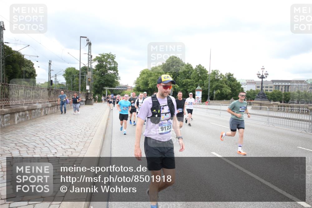 29.06.2025 - hella hamburg halbmarathon Jannik Wohlers http://msf.ph/oto/8501918 29.06.2025 10:58:12 Lombardsbrücke 1326, 1365, 1380, 1514, 1646, 2449, 2649, 3416, 3868, 4043, 4225, 4294, 5159, 5655, 5732, 5988, 6010, 6554, 6927, 7095, 7096, 7870, 7933, 7967, 8592, 8701, 8752, 9225, 9563, 9889, 9960, 9982, 10026, 10498, 11140, 12023, 12024, 12310, 12968, 12970, 13547, 13784, 13855, 14935, 15918, 15919, 15926, 16104, 16561, 16906, 16998, 17036, 17164, 17165, 17323, 17480, 17554, 17572, 17601, 17651, 17659, 17874, 18822, 19183 meine-sportfotos.de