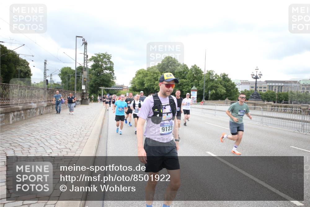29.06.2025 - hella hamburg halbmarathon Jannik Wohlers http://msf.ph/oto/8501922 29.06.2025 10:58:12 Lombardsbrücke 1326, 1365, 1380, 1514, 1646, 2449, 2649, 3416, 3868, 4043, 4225, 4294, 5159, 5655, 5732, 5988, 6010, 6554, 6927, 7095, 7096, 7870, 7933, 7967, 8592, 8701, 8752, 9225, 9563, 9889, 9960, 9982, 10026, 10498, 11140, 12023, 12024, 12310, 12968, 12970, 13547, 13784, 13855, 14935, 15918, 15919, 15926, 16104, 16561, 16906, 16998, 17036, 17164, 17165, 17323, 17480, 17554, 17572, 17601, 17651, 17659, 17874, 18822, 19183 meine-sportfotos.de