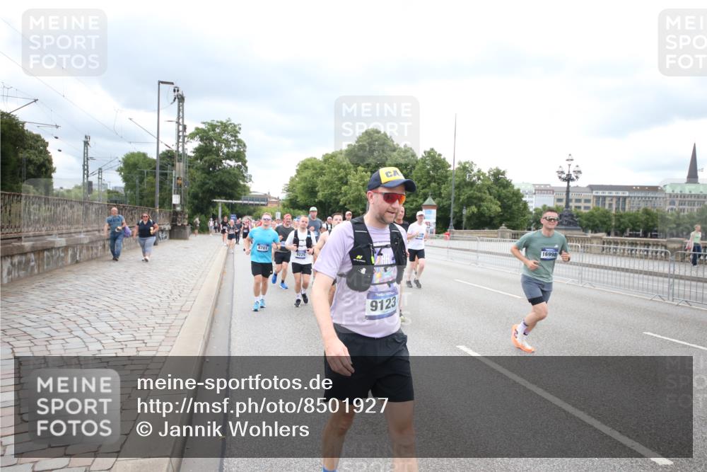 29.06.2025 - hella hamburg halbmarathon Jannik Wohlers http://msf.ph/oto/8501927 29.06.2025 10:58:12 Lombardsbrücke 1326, 1365, 1380, 1514, 1646, 2449, 2649, 3416, 3868, 4043, 4225, 4294, 5159, 5655, 5732, 5988, 6010, 6554, 6927, 7095, 7096, 7870, 7933, 7967, 8592, 8701, 8752, 9225, 9563, 9889, 9960, 9982, 10026, 10498, 11140, 12023, 12024, 12310, 12968, 12970, 13547, 13784, 13855, 14935, 15918, 15919, 15926, 16104, 16561, 16906, 16998, 17036, 17164, 17165, 17323, 17480, 17554, 17572, 17601, 17651, 17659, 17874, 18822, 19183 meine-sportfotos.de