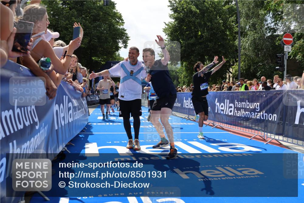 29.06.2025 - hella hamburg halbmarathon Strokosch-Dieckow http://msf.ph/oto/8501931 29.06.2025 11:35:11 Ziel 4444, 4970, 5566, 5718, 6359, 7018, 7148, 7975, 9034, 9288, 10159, 10434, 11587, 11825, 11979, 13437, 15222, 15841, 16464, 18012, 18087, 18478, 18709, 19099 meine-sportfotos.de