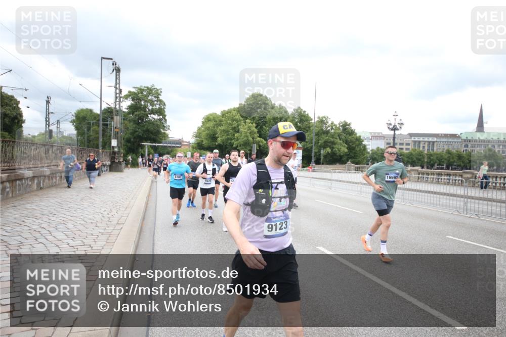 29.06.2025 - hella hamburg halbmarathon Jannik Wohlers http://msf.ph/oto/8501934 29.06.2025 10:58:12 Lombardsbrücke 1326, 1365, 1380, 1514, 1646, 2449, 2649, 3416, 3868, 4043, 4225, 4294, 5159, 5655, 5732, 5988, 6010, 6554, 6927, 7095, 7096, 7870, 7933, 7967, 8592, 8701, 8752, 9225, 9563, 9889, 9960, 9982, 10026, 10498, 11140, 12023, 12024, 12310, 12968, 12970, 13547, 13784, 13855, 14935, 15918, 15919, 15926, 16104, 16561, 16906, 16998, 17036, 17164, 17165, 17323, 17480, 17554, 17572, 17601, 17651, 17659, 17874, 18822, 19183 meine-sportfotos.de
