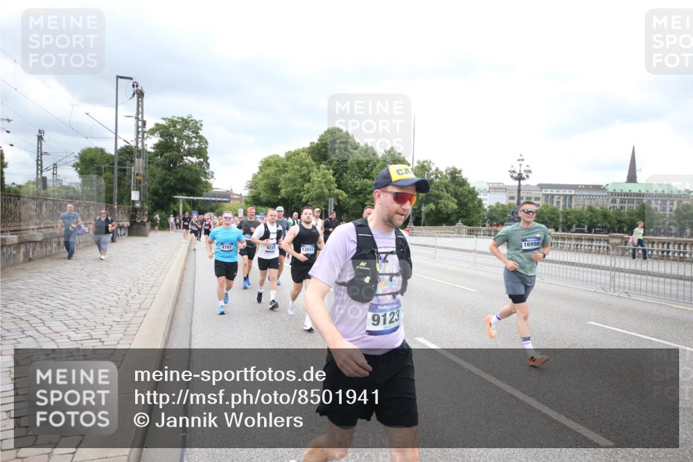 29.06.2025 - hella hamburg halbmarathon Jannik Wohlers http://msf.ph/oto/8501941 29.06.2025 10:58:12 Lombardsbrücke 1326, 1365, 1380, 1514, 1646, 2449, 2649, 3416, 3868, 4043, 4225, 4294, 5159, 5655, 5732, 5988, 6010, 6554, 6927, 7095, 7096, 7870, 7933, 7967, 8592, 8701, 8752, 9225, 9563, 9889, 9960, 9982, 10026, 10498, 11140, 12023, 12024, 12310, 12968, 12970, 13547, 13784, 13855, 14935, 15918, 15919, 15926, 16104, 16561, 16906, 16998, 17036, 17164, 17165, 17323, 17480, 17554, 17572, 17601, 17651, 17659, 17874, 18822, 19183 meine-sportfotos.de