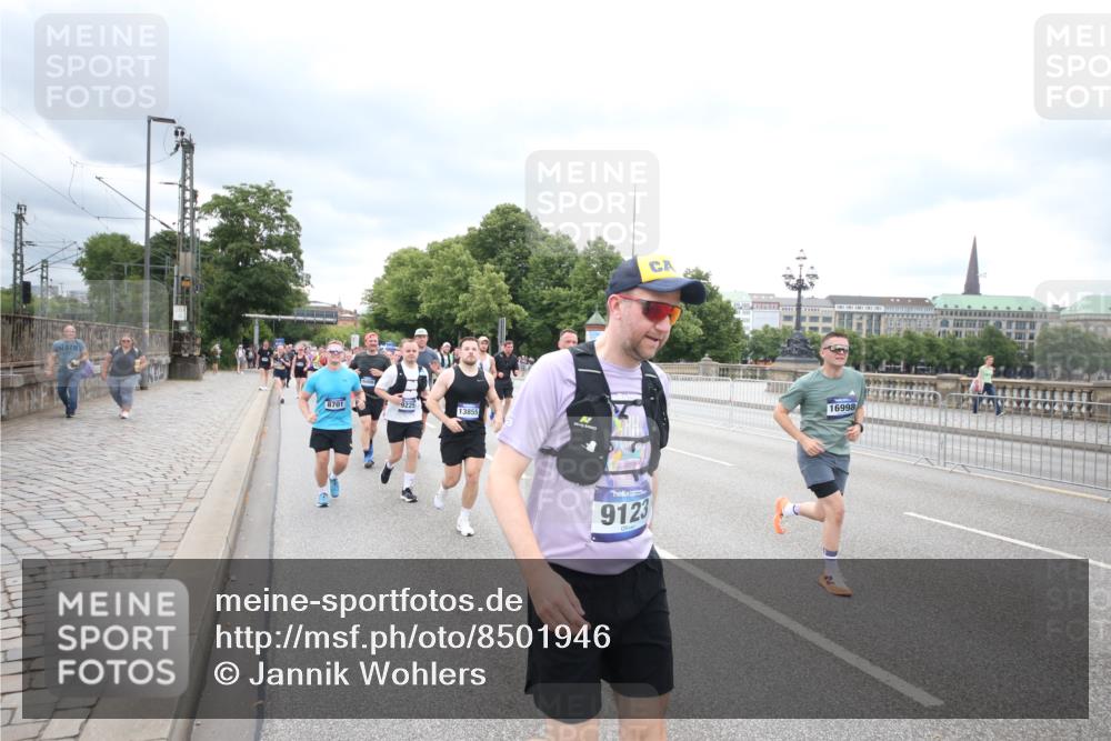 29.06.2025 - hella hamburg halbmarathon Jannik Wohlers http://msf.ph/oto/8501946 29.06.2025 10:58:13 Lombardsbrücke 1326, 1365, 1380, 1514, 1646, 2449, 2649, 3416, 3565, 3868, 4042, 4043, 4225, 4294, 5159, 5655, 5732, 5988, 6010, 6554, 6588, 6702, 6927, 7095, 7096, 7870, 7933, 7967, 8592, 8701, 8752, 9225, 9563, 9889, 9960, 9982, 10026, 10498, 11140, 12023, 12024, 12310, 12968, 12970, 13547, 13784, 13855, 14935, 15918, 15919, 15926, 16104, 16561, 16906, 16998, 17036, 17164, 17165, 17323, 17480, 17554, 17572, 17601, 17651, 17659, 17874, 18822, 19183 meine-sportfotos.de