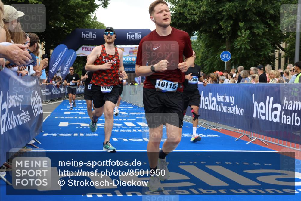 29.06.2025 - hella hamburg halbmarathon Strokosch-Dieckow http://msf.ph/oto/8501950 29.06.2025 10:52:39 Ziel 2287, 2346, 2670, 3952, 3999, 5116, 5169, 5194, 6561, 6562, 7475, 8172, 9739, 9869, 10115, 11459, 11689, 12450, 12482, 13051, 13301, 14122, 14805, 15001, 16467, 17198, 18331, 18982, 19244 meine-sportfotos.de