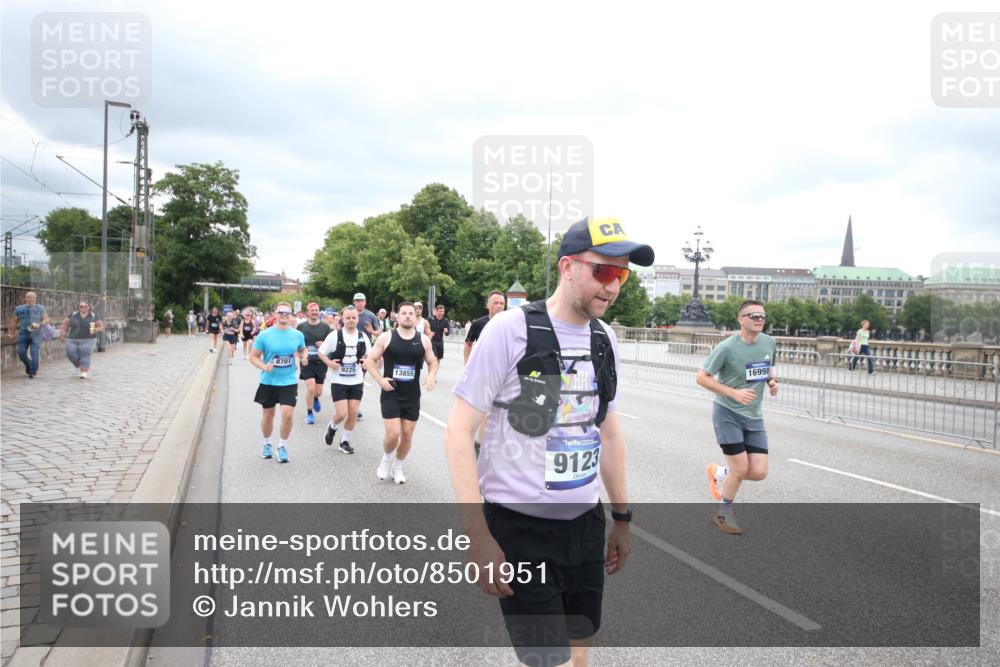 29.06.2025 - hella hamburg halbmarathon Jannik Wohlers http://msf.ph/oto/8501951 29.06.2025 10:58:13 Lombardsbrücke 1326, 1365, 1380, 1514, 1646, 2449, 2649, 3416, 3565, 3868, 4042, 4043, 4225, 4294, 5159, 5655, 5732, 5988, 6010, 6554, 6588, 6702, 6927, 7095, 7096, 7870, 7933, 7967, 8592, 8701, 8752, 9225, 9563, 9889, 9960, 9982, 10026, 10498, 11140, 12023, 12024, 12310, 12968, 12970, 13547, 13784, 13855, 14935, 15918, 15919, 15926, 16104, 16561, 16906, 16998, 17036, 17164, 17165, 17323, 17480, 17554, 17572, 17601, 17651, 17659, 17874, 18822, 19183 meine-sportfotos.de