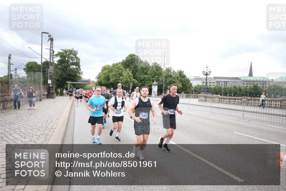 29.06.2025 - hella hamburg halbmarathon Jannik Wohlers http://msf.ph/oto/8501961 29.06.2025 10:58:13 Lombardsbrücke 1326, 1365, 1380, 1514, 1646, 2449, 2649, 3416, 3565, 3868, 4042, 4043, 4225, 4294, 5159, 5655, 5732, 5988, 6010, 6554, 6588, 6702, 6927, 7095, 7096, 7870, 7933, 7967, 8592, 8701, 8752, 9225, 9563, 9889, 9960, 9982, 10026, 10498, 11140, 12023, 12024, 12310, 12968, 12970, 13547, 13784, 13855, 14935, 15918, 15919, 15926, 16104, 16561, 16906, 16998, 17036, 17164, 17165, 17323, 17480, 17554, 17572, 17601, 17651, 17659, 17874, 18822, 19183 meine-sportfotos.de