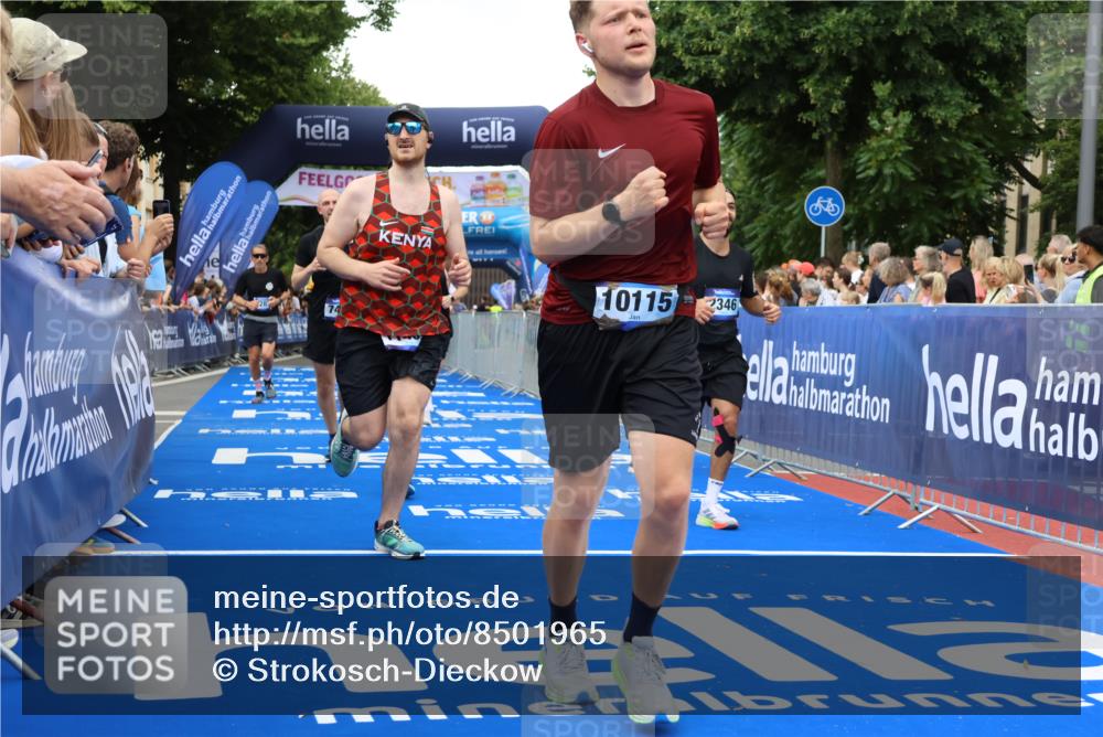 29.06.2025 - hella hamburg halbmarathon Strokosch-Dieckow http://msf.ph/oto/8501965 29.06.2025 10:52:39 Ziel 2287, 2346, 2670, 3952, 3999, 5116, 5169, 5194, 6561, 6562, 7475, 8172, 9739, 9869, 10115, 11459, 11689, 12450, 12482, 13051, 13301, 14122, 14805, 15001, 16467, 17198, 18331, 18982, 19244 meine-sportfotos.de