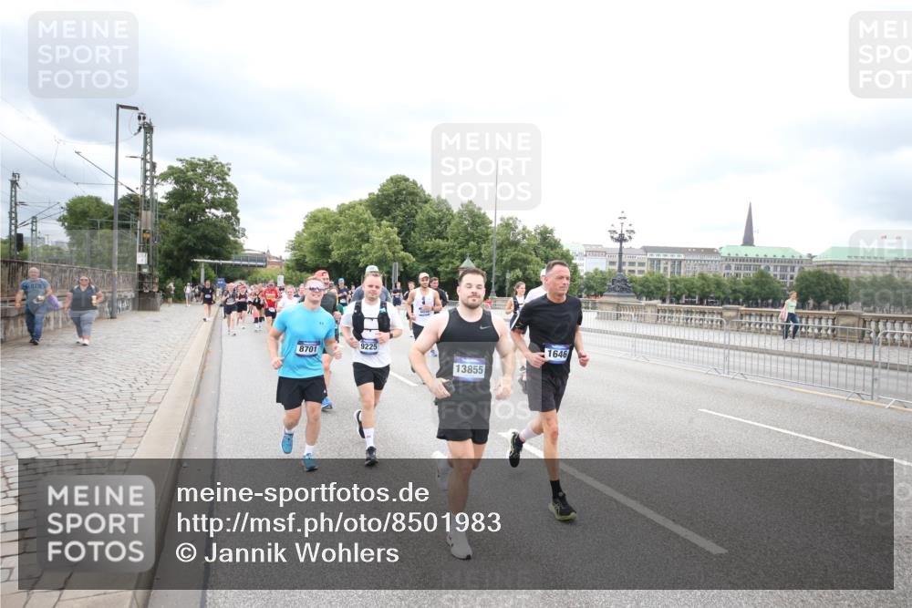 29.06.2025 - hella hamburg halbmarathon Jannik Wohlers http://msf.ph/oto/8501983 29.06.2025 10:58:14 Lombardsbrücke 1326, 1365, 1380, 1514, 1646, 2449, 2649, 3416, 3565, 3868, 4042, 4043, 4225, 4294, 5159, 5655, 5732, 6010, 6554, 6588, 6633, 6702, 6927, 7095, 7096, 7870, 7933, 7967, 8592, 8701, 8752, 9225, 9563, 9889, 9960, 9982, 10026, 11140, 12023, 12024, 12968, 12970, 13547, 13784, 13855, 14935, 15918, 15919, 16104, 16561, 16906, 16998, 17036, 17164, 17165, 17323, 17480, 17554, 17572, 17601, 17651, 17659, 17874, 18822, 19183 meine-sportfotos.de
