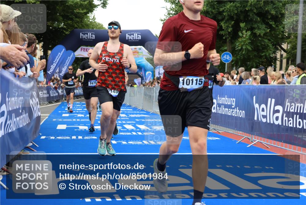 29.06.2025 - hella hamburg halbmarathon Strokosch-Dieckow http://msf.ph/oto/8501984 29.06.2025 10:52:39 Ziel 2287, 2346, 2670, 3952, 3999, 5116, 5169, 5194, 6561, 6562, 7475, 8172, 9739, 9869, 10115, 11459, 11689, 12450, 12482, 13051, 13301, 14122, 14805, 15001, 16467, 17198, 18331, 18982, 19244 meine-sportfotos.de