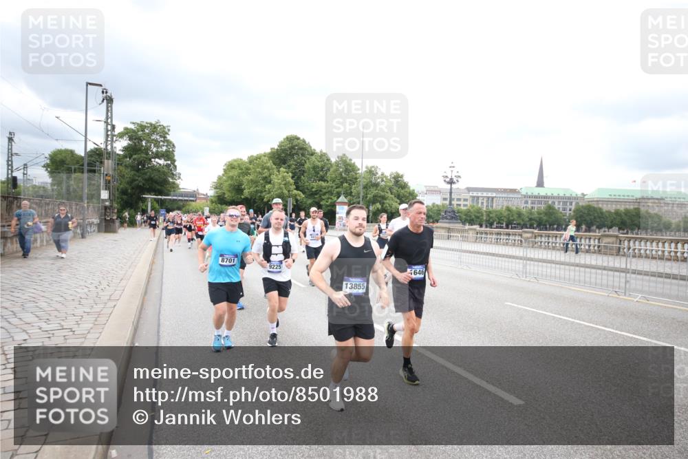 29.06.2025 - hella hamburg halbmarathon Jannik Wohlers http://msf.ph/oto/8501988 29.06.2025 10:58:14 Lombardsbrücke 1326, 1365, 1380, 1514, 1646, 2449, 2649, 3416, 3565, 3868, 4042, 4043, 4225, 4294, 5159, 5655, 5732, 6010, 6554, 6588, 6633, 6702, 6927, 7095, 7096, 7870, 7933, 7967, 8592, 8701, 8752, 9225, 9563, 9889, 9960, 9982, 10026, 11140, 12023, 12024, 12968, 12970, 13547, 13784, 13855, 14935, 15918, 15919, 16104, 16561, 16906, 16998, 17036, 17164, 17165, 17323, 17480, 17554, 17572, 17601, 17651, 17659, 17874, 18822, 19183 meine-sportfotos.de