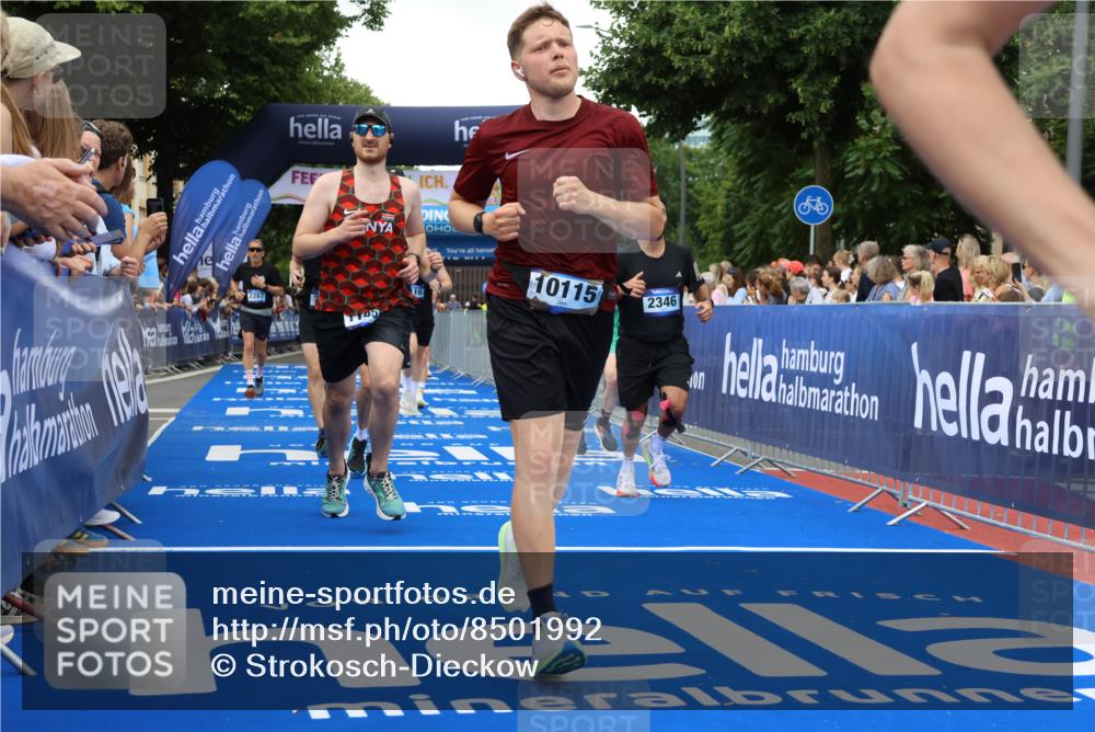 29.06.2025 - hella hamburg halbmarathon Strokosch-Dieckow http://msf.ph/oto/8501992 29.06.2025 10:52:39 Ziel 2287, 2346, 2670, 3952, 3999, 5116, 5169, 5194, 6561, 6562, 7475, 8172, 9739, 9869, 10115, 11459, 11689, 12450, 12482, 13051, 13301, 14122, 14805, 15001, 16467, 17198, 18331, 18982, 19244 meine-sportfotos.de