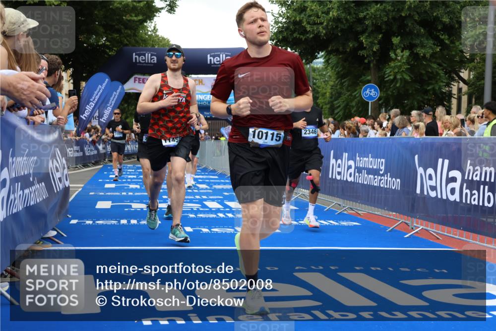29.06.2025 - hella hamburg halbmarathon Strokosch-Dieckow http://msf.ph/oto/8502008 29.06.2025 10:52:39 Ziel 2287, 2346, 2670, 3952, 3999, 5116, 5169, 5194, 6561, 6562, 7475, 8172, 9739, 9869, 10115, 11459, 11689, 12450, 12482, 13051, 13301, 14122, 14805, 15001, 16467, 17198, 18331, 18982, 19244 meine-sportfotos.de