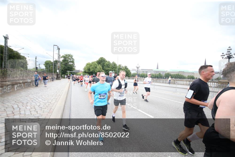 29.06.2025 - hella hamburg halbmarathon Jannik Wohlers http://msf.ph/oto/8502022 29.06.2025 10:58:15 Lombardsbrücke 1326, 1365, 1380, 1514, 1646, 2449, 2649, 3416, 3565, 4042, 4043, 4225, 4294, 5732, 6010, 6554, 6588, 6633, 6702, 6927, 7095, 7096, 7443, 7870, 7933, 7967, 8592, 8701, 8752, 9221, 9225, 9563, 9889, 9960, 9982, 10026, 11140, 12023, 12024, 12968, 12970, 13547, 13784, 13855, 14935, 15918, 15919, 16104, 16906, 16998, 17036, 17164, 17165, 17323, 17480, 17554, 17572, 17601, 17651, 17659, 17874, 18822, 19183 meine-sportfotos.de