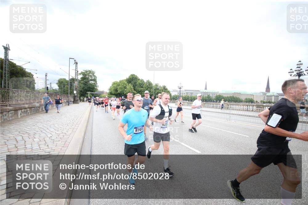 29.06.2025 - hella hamburg halbmarathon Jannik Wohlers http://msf.ph/oto/8502028 29.06.2025 10:58:15 Lombardsbrücke 1326, 1365, 1380, 1514, 1646, 2449, 2649, 3416, 3565, 4042, 4043, 4225, 4294, 5732, 6010, 6554, 6588, 6633, 6702, 6927, 7095, 7096, 7443, 7870, 7933, 7967, 8592, 8701, 8752, 9221, 9225, 9563, 9889, 9960, 9982, 10026, 11140, 12023, 12024, 12968, 12970, 13547, 13784, 13855, 14935, 15918, 15919, 16104, 16906, 16998, 17036, 17164, 17165, 17323, 17480, 17554, 17572, 17601, 17651, 17659, 17874, 18822, 19183 meine-sportfotos.de