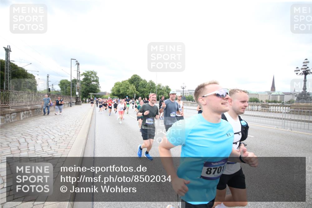 29.06.2025 - hella hamburg halbmarathon Jannik Wohlers http://msf.ph/oto/8502034 29.06.2025 10:58:15 Lombardsbrücke 1326, 1365, 1380, 1514, 1646, 2449, 2649, 3416, 3565, 4042, 4043, 4225, 4294, 5732, 6010, 6554, 6588, 6633, 6702, 6927, 7095, 7096, 7443, 7870, 7933, 7967, 8592, 8701, 8752, 9221, 9225, 9563, 9889, 9960, 9982, 10026, 11140, 12023, 12024, 12968, 12970, 13547, 13784, 13855, 14935, 15918, 15919, 16104, 16906, 16998, 17036, 17164, 17165, 17323, 17480, 17554, 17572, 17601, 17651, 17659, 17874, 18822, 19183 meine-sportfotos.de