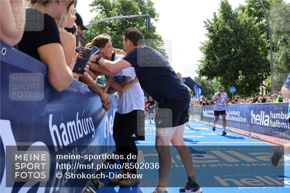 29.06.2025 - hella hamburg halbmarathon Strokosch-Dieckow http://msf.ph/oto/8502036 29.06.2025 11:35:13 Ziel 4444, 4970, 5566, 5601, 5718, 6359, 7018, 7148, 7975, 9034, 9288, 9875, 10159, 10434, 11825, 11979, 13437, 15222, 15841, 18012, 18087, 18478, 18709 meine-sportfotos.de