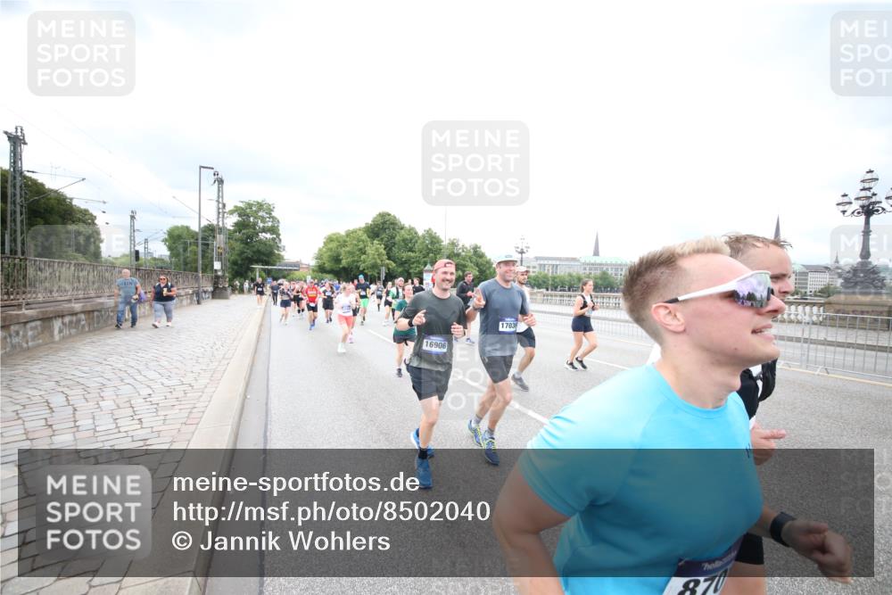 29.06.2025 - hella hamburg halbmarathon Jannik Wohlers http://msf.ph/oto/8502040 29.06.2025 10:58:15 Lombardsbrücke 1326, 1365, 1380, 1514, 1646, 2449, 2649, 3416, 3565, 4042, 4043, 4225, 4294, 5732, 6010, 6554, 6588, 6633, 6702, 6927, 7095, 7096, 7443, 7870, 7933, 7967, 8592, 8701, 8752, 9221, 9225, 9563, 9889, 9960, 9982, 10026, 11140, 12023, 12024, 12968, 12970, 13547, 13784, 13855, 14935, 15918, 15919, 16104, 16906, 16998, 17036, 17164, 17165, 17323, 17480, 17554, 17572, 17601, 17651, 17659, 17874, 18822, 19183 meine-sportfotos.de