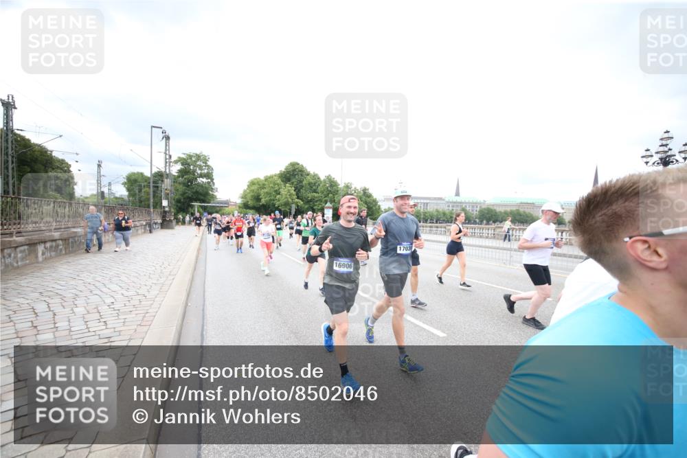 29.06.2025 - hella hamburg halbmarathon Jannik Wohlers http://msf.ph/oto/8502046 29.06.2025 10:58:15 Lombardsbrücke 1326, 1365, 1380, 1514, 1646, 2449, 2649, 3416, 3565, 4042, 4043, 4225, 4294, 5732, 6010, 6554, 6588, 6633, 6702, 6927, 7095, 7096, 7443, 7870, 7933, 7967, 8592, 8701, 8752, 9221, 9225, 9563, 9889, 9960, 9982, 10026, 11140, 12023, 12024, 12968, 12970, 13547, 13784, 13855, 14935, 15918, 15919, 16104, 16906, 16998, 17036, 17164, 17165, 17323, 17480, 17554, 17572, 17601, 17651, 17659, 17874, 18822, 19183 meine-sportfotos.de
