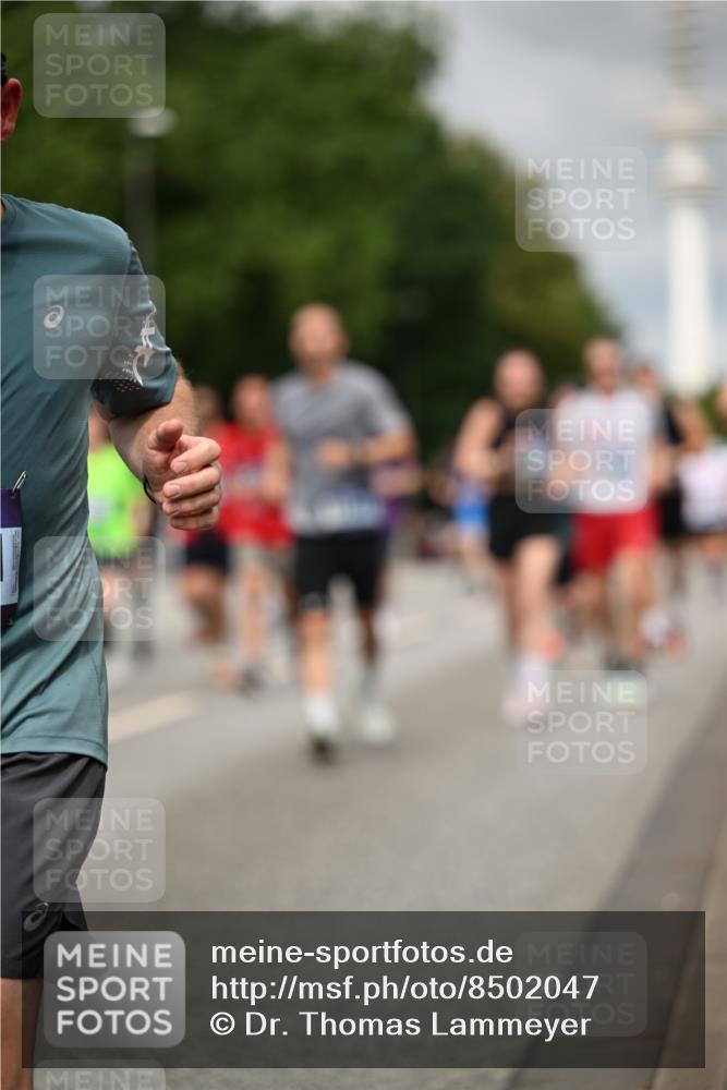 29.06.2025 - hella hamburg halbmarathon Dr. Thomas Lammeyer http://msf.ph/oto/8502047 29.06.2025 10:25:24 Kennedybrücke 1028, 1266, 1658, 2325, 2383, 2635, 2956, 2986, 3247, 3434, 3813, 4082, 4350, 4786, 5041, 5373, 5395, 5625, 5767, 6275, 6308, 7018, 7553, 7608, 7781, 8095, 8726, 8844, 9100, 9108, 9501, 9624, 10050, 10602 meine-sportfotos.de