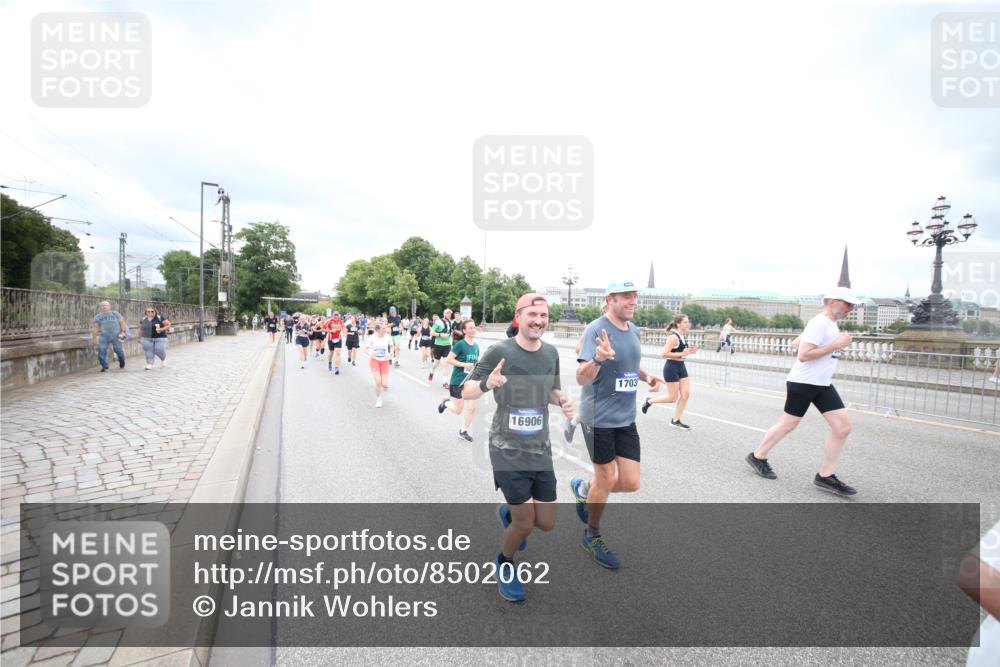 29.06.2025 - hella hamburg halbmarathon Jannik Wohlers http://msf.ph/oto/8502062 29.06.2025 10:58:16 Lombardsbrücke 1326, 1365, 1380, 1514, 1646, 2449, 2649, 2929, 3416, 3565, 4042, 4043, 4225, 4294, 5732, 6010, 6330, 6341, 6554, 6588, 6633, 6702, 6927, 7095, 7096, 7443, 7870, 7933, 7967, 8592, 8701, 8752, 9221, 9225, 9563, 9889, 9960, 9982, 10026, 11140, 12968, 12970, 13274, 13547, 13784, 13855, 14935, 15918, 15919, 16104, 16906, 16998, 17036, 17164, 17165, 17323, 17480, 17554, 17572, 17601, 17651, 17659, 17874, 18822, 19183 meine-sportfotos.de