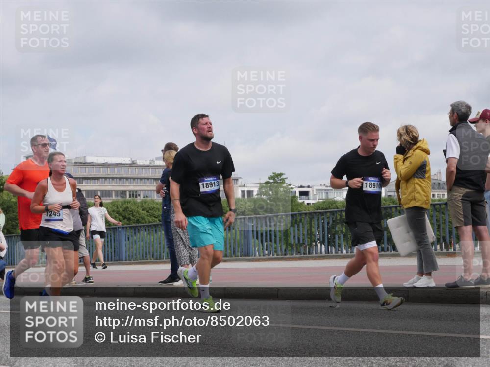 29.06.2025 - hella hamburg halbmarathon Luisa Fischer http://msf.ph/oto/8502063 29.06.2025 10:09:55 Kennedybrücke 1245, 18913, 18910, 1245, 6314, 6572, 6664, 9560, 10212, 10297 meine-sportfotos.de