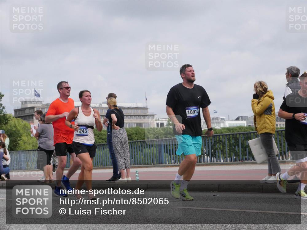 29.06.2025 - hella hamburg halbmarathon Luisa Fischer http://msf.ph/oto/8502065 29.06.2025 10:09:55 Kennedybrücke 245, 18913, 1245, 6314, 6572, 6664, 9560, 10212, 10297 meine-sportfotos.de
