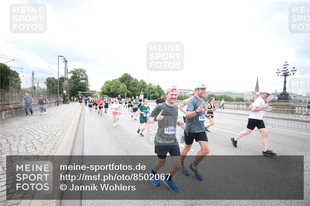 29.06.2025 - hella hamburg halbmarathon Jannik Wohlers http://msf.ph/oto/8502067 29.06.2025 10:58:16 Lombardsbrücke 1326, 1365, 1380, 1514, 1646, 2449, 2649, 2929, 3416, 3565, 4042, 4043, 4225, 4294, 5732, 6010, 6330, 6341, 6554, 6588, 6633, 6702, 6927, 7095, 7096, 7443, 7870, 7933, 7967, 8592, 8701, 8752, 9221, 9225, 9563, 9889, 9960, 9982, 10026, 11140, 12968, 12970, 13274, 13547, 13784, 13855, 14935, 15918, 15919, 16104, 16906, 16998, 17036, 17164, 17165, 17323, 17480, 17554, 17572, 17601, 17651, 17659, 17874, 18822, 19183 meine-sportfotos.de