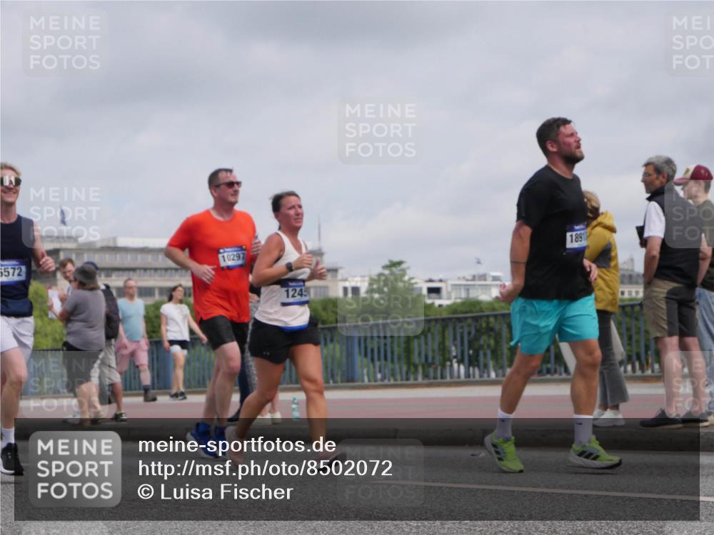 29.06.2025 - hella hamburg halbmarathon Luisa Fischer http://msf.ph/oto/8502072 29.06.2025 10:09:56 Kennedybrücke 5572, 10297, 1245, 1891, 1245, 6314, 6572, 6664, 9560, 10212, 10297 meine-sportfotos.de