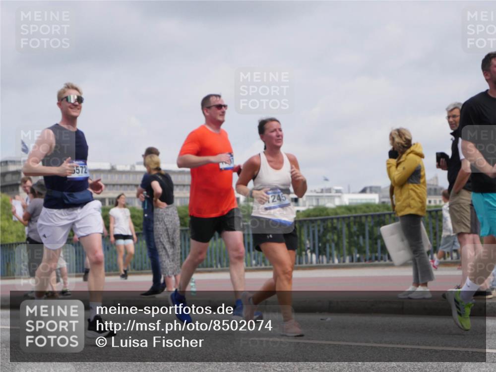 29.06.2025 - hella hamburg halbmarathon Luisa Fischer http://msf.ph/oto/8502074 29.06.2025 10:09:56 Kennedybrücke 5572, 245, 1245, 6314, 6572, 6664, 9560, 10212, 10297 meine-sportfotos.de